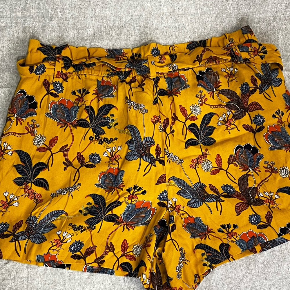 Nwt Loft shorts size medium. A beautiful golden yellow color with a floral print